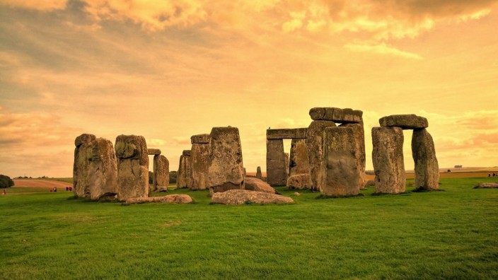 Archäologie: Stonehenge bei Sonnenuntergang.
