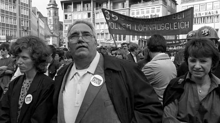 Gewerkschaften: Heinz Kluncker machte sich in den 1970er-Jahren mit einer hohen Lohnforderung als Arbeitgeberschreck einen Namen. Hier ist er bei einer Kundgebung im Jahr 1984 zu sehen.