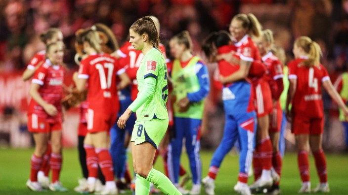 Frauen-Bundesliga: Tabea Waßmuth vom VfL Wolfsburg (vorne) muss den Verlust der Tabellenführung verkraften, während die Fußballerinnen des FC Bayern ausgelassen feiern. Meistens lief es bisher andersherum.
