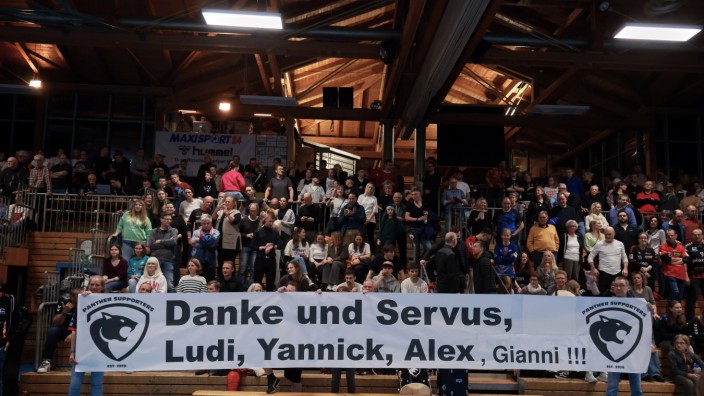Handball: Mit einem großen Banner bedanken sich die Brucker Panther, wie sich die Drittliga-Handballer nennen, bei vier Spielern, die den Verein nach vielen Jahren verlassen.