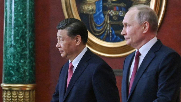 Interview mit dem Wirtschaftshistoriker Adam Tooze: Wie isoliert ist Russland? Solange Gäste wie Xi Jinping ihn besuchen, muss Wladimir Putin nicht verzweifeln, meint Adam Tooze.