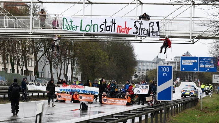 Klima-Protest in München: Der Bayerische Verwaltungsgerichtshof hat die Abseil- und Raddemo auf und über der A9 in einem Eilverfahren zugelassen.