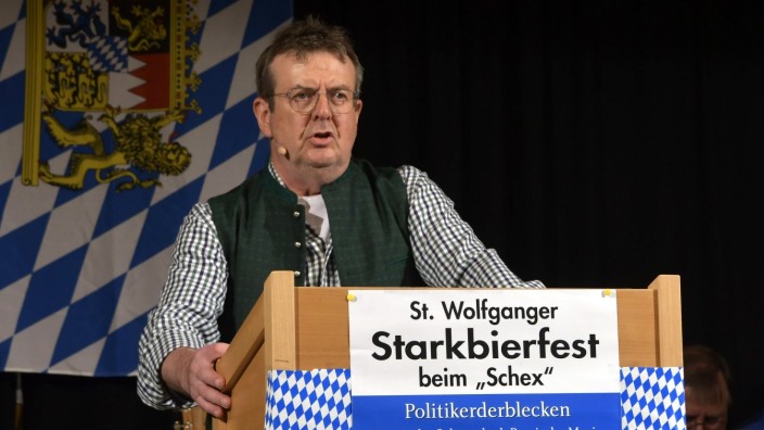 Starkbierfest: Anton Silbernagl derbleckt beim Starkbierfest in St. Wolfgang Politiker, von Kommunalpolitikern, über Landespolitiker bis hin zur Bundespolitik.