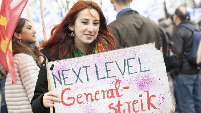 Deutsche im Streik: Teilnehmerin einer Demonstration von Verdi und EVG am 25. März in Berlin.