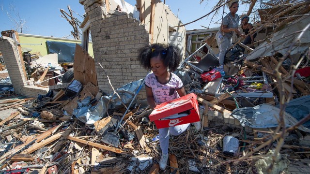 USA: Die acht Jahre alte Alaina sucht gemeinsam mit ihrer Familie in den Trümmern ihres Hauses nach Habseligkeiten.