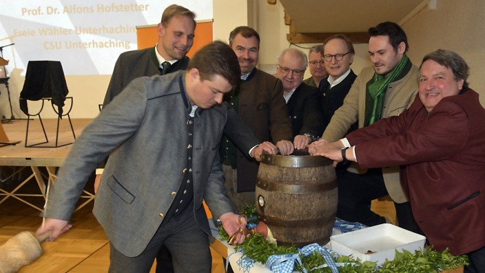 Starkbierfest: Korbinian Rausch, Vorsitzender der CSU, nahm das Fass beim Anzapfen quasi härter ran als Redner Alfons Hofstetter (Mitte, Vierter von links) die anwesenden Politiker.