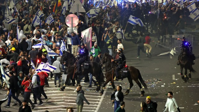 Israel: In Tel Aviv blockierten Demonstranten in der Nacht die zentrale Straße nach Jerusalem.