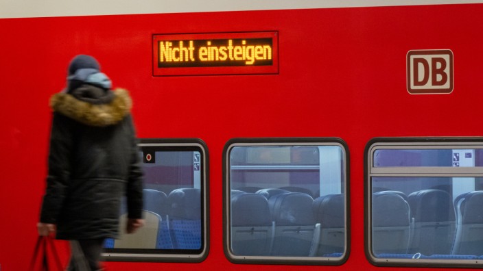 Arbeitskampf: "Nicht einsteigen": Auch im Regional- und Fernverkehr der Deutschen Bahn geht am Montag oft nichts vorwärts.