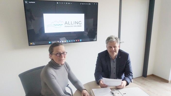 Mitten in Alling: Andrea Binder und Bürgermeister Stefan Joachimsthaler präsentieren das neue Logo.