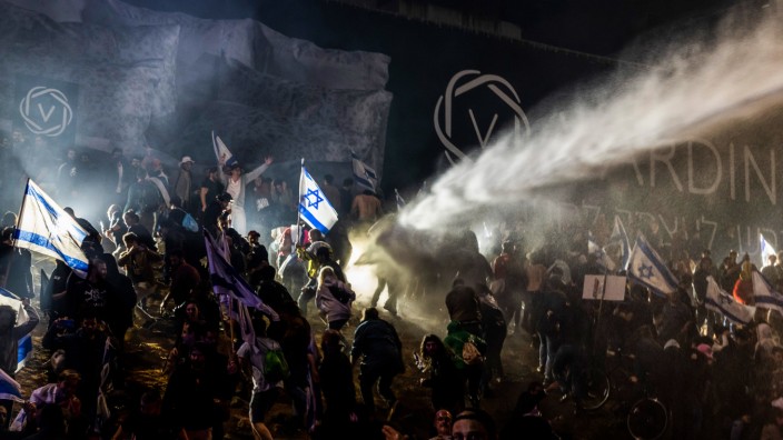 Israel: Seit Wochen demonstrieren die Menschen in Israel gegen die "Justizreform", doch in der Nacht zum Montag waren die Proteste nach der Entlassung des Verteidigungsministers heftig wie nie zuvor.
