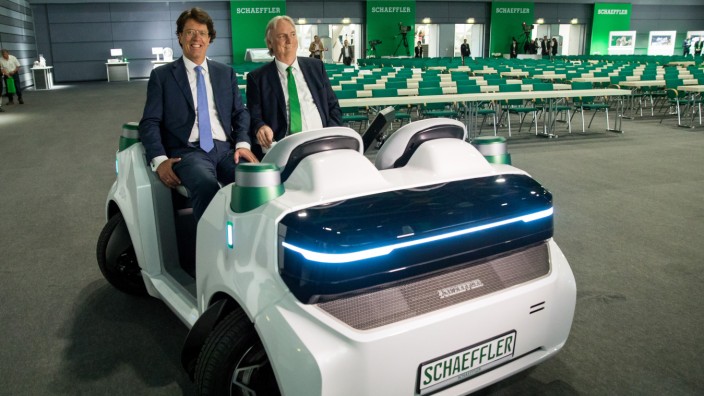 Industrie: Klaus Rosenfeld (l), Vorstandsvorsitzender der Schaeffler AG, und Peter Gutzmer, bis 2019 stellvertretender Vorsitzender des Vorstands und Vorstand Technologie, sitzen in einer Konzeptstudie eines autonom fahrenden E-Mobils.