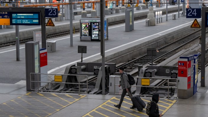 Reaktionen auf Warnstreik: Nur sehr wenige Passanten verirrten sich am Montagmorgen an den Hauptbahnhof.