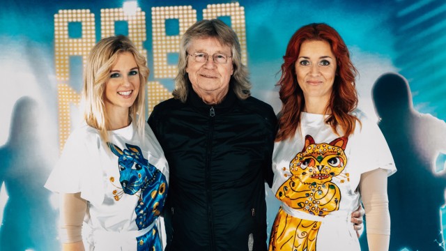 Cover-Show: Der Alte und die Neuen: Janne Schaffer posiert mit den neuen "Abbamania"-Sängerinnen Kerstin Löcker (links) und Maria Kristina Nissen.