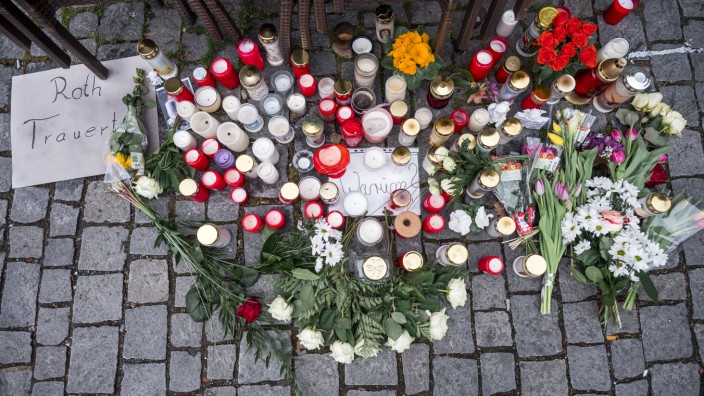 Tötung einer Blumenhändlerin: Auf dem Platz vor dem Blumengeschäft, in dem am 10. März eine leblose Frau aufgefunden wurde, wurden Blumen und Kerzen niedergelegt.
