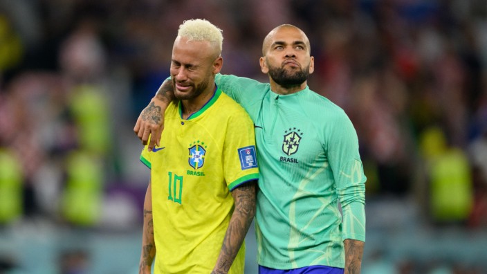 Psychologie: Nicht alle Männer weinen heimlich: Der Fußballspieler Dani Alves (rechts) tröstet den weinenden Neymar nach dem Elfmeterschießen beim WM-Spiel in Katar.