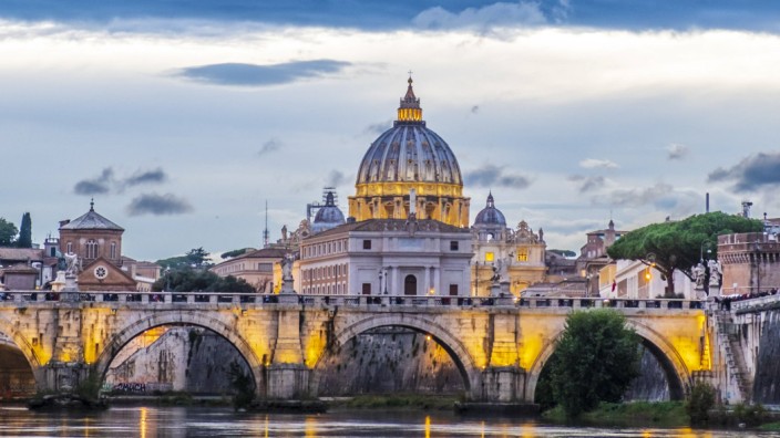 EU-Kommission macht Druck: Die Engelsbrücke und dahinter der Vatikan in Rom: Ein guter Teil der italienischen Hauptstadt gehört der Kirche.