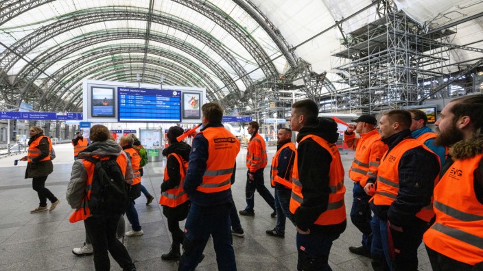 Tarifrunden: Heute nur mit Streikweste unterwegs: Bahn-Angestellte am Montag im Dresdner Hauptbahnhof.
