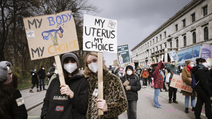 Statistisches Bundesamt: Demonstranten protestieren für und gegen Abtreibung in München.