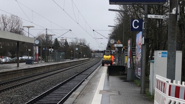 Fürstenfeldbruck/Puchheim: Die Abwesenheit von Fahrgästen nutzen Arbeiter am S-Bahnhof in Puchheim, um Schäden am Bahnsteigbelag auszubessern.