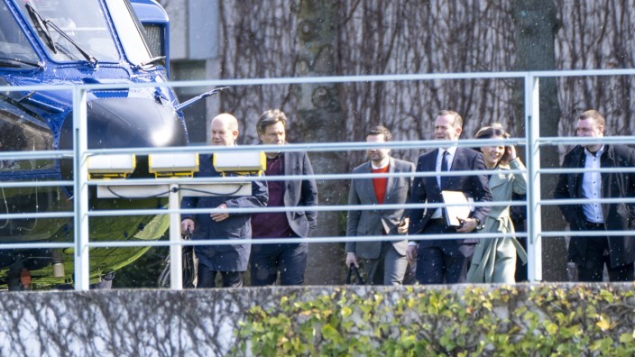 Koalitionsausschuss: Ohne Schlaf, ohne Ergebnis: Olaf Scholz, Robert Habeck, Marco Buschmann, Volker Wissing und Annalena Baerbock besteigen nach dem Koalitionsausschuss den Hubschrauber, der sie zum Flughafen bringt.
