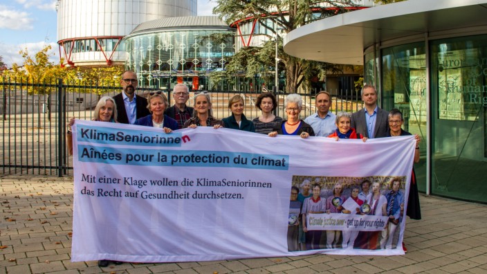 Europäischer Gerichtshof für Menschenrechte: Klimaseniorinnen und Unterstützer in Straßburg, darunter die Co-Präsidentinnen Rosmarie Wydler-Wälti (l.) und Anne Mahrer (3.v.r.).