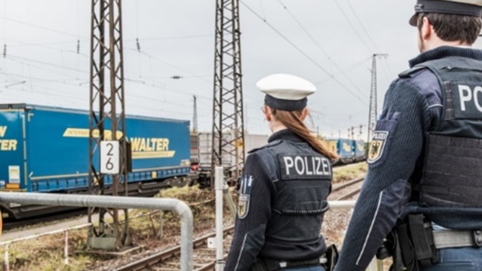 Polizei ermittelt: Die Bundespolizei warnt dringend davor, Gleise zu betreten (Symbolbild).