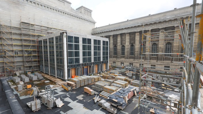 Umbau des Pergamonmuseums: Sieht aufgeräumt aus, doch der Eindruck täuscht. Blick auf die Baustelle des Pergamonmuseums.