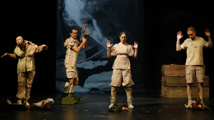 Maxim-Gorki-Theater Berlin: Soldaten und Pappkameraden in "Schlachten" (von links): Marina Frenk, Mehmet Yilmaz, Vidina Popov und Tim Freudensprung.