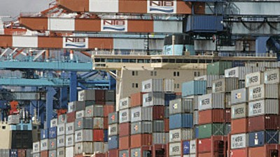 Alarmstimmung bei Reedereien: Unter den Reedern macht sich Panik breit:Auf den Seewegen von Asien nach Europa gehen die Frachttransporte zurück.