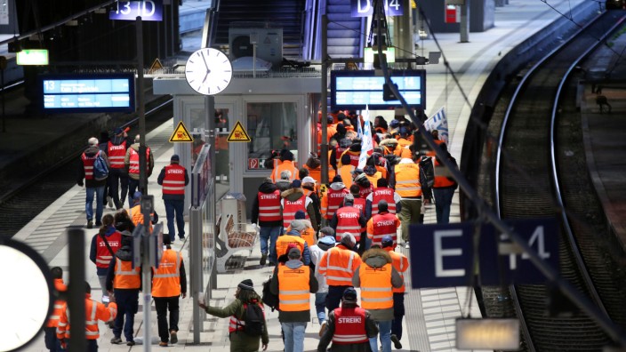 Tarifverhandlungen: Auf den Bahnsteigen des Hamburger Hauptbahnhofs waren am Montag keine Reisenden zu sehen, stattdessen Mitglieder der Eisenbahn- und Verkehrsgewerkschaft, die mehr Lohn forderten.