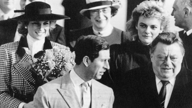 Staatsbesuch: Lady Diana und Prinz Charles bei ihrer Ankunft auf dem Flughafen in München-Riem. In Empfang genommen wurde das damalige Thronfolgerpaar vom bayerischen Ministerpräsidenten Franz Josef Strauß und seiner Tochter Monika Hohlmeier.