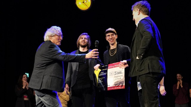 Kritik: Münchner Sieger: Jurymitglied Roland Spiegel (links) und Bürgermeister Florian Schneider (rechts) umrahmen Philipp Schiepek und Nils Kugelmann, der mit seinem Trio gegen vier internationale Bands den Nachwuchspreis gewann.