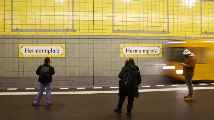 Homophobie: Einfahrender Zug am Berliner U-Bahnhof Hermannplatz.