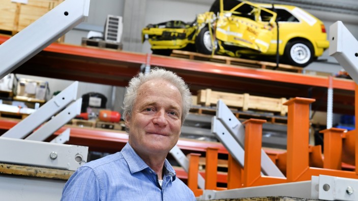 Firmenporträt: Los ging es mit einem Kran, von dem man die Autos kopfüber herunterfallen ließ: Messring-Geschäftsführer Dierk Arp.
