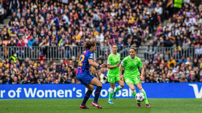 Frauenfußball: Ein Rekord, der eine Weile Bestand haben dürfte: Im April 2022 kamen 91 648 Zuschauer ins Camp Nou zum Champions-League-Halbfinale zwischen dem FC Barcelona und dem VfL Wolfsburg (Svenja Huth, rechts).