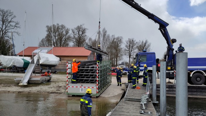 Oberbayern: Seit einem Lkw-Unfall vom Montag versuchen Einsatzkräfte, die Ausbreitung eines Ölfilms im Chiemsee zu verhindern.