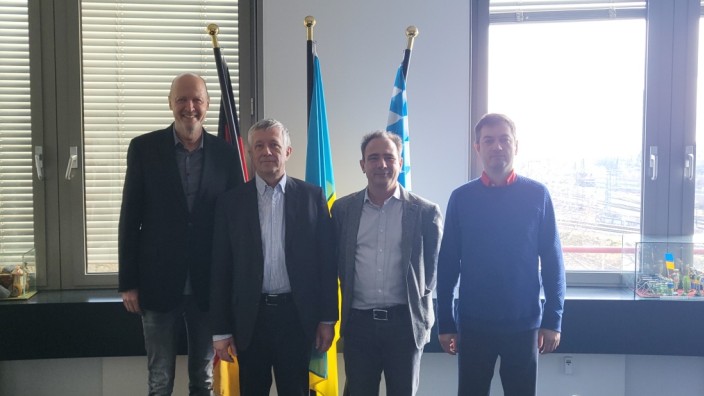 Planegg: Die Gemeinderäte Peter von Schall-Riaucour (links) und Philipp Pollems (Zweiter von rechts) sind im ukrainischen Konsulat mit offenen Armen empfangen worden.