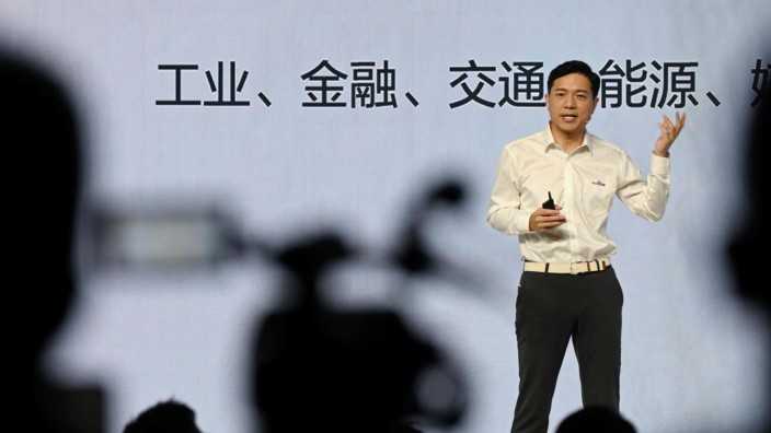 Rüstungswettlauf bei der KI: Baidu-Mitgründer und Vorstandschef Robin Li bei der Vorstellung des Chatbots namens Ernie Mitte März. Die ging schief und machten Ernie zum Gespött.