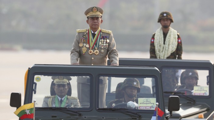 Myanmar: Machtdemonstration zum zweiten Jahrestag des Putschs: General Min Aung Hlaing, Chef des Militärrates von Myanmar, bei einer Parade in der Hauptstadt Naypyidaw.