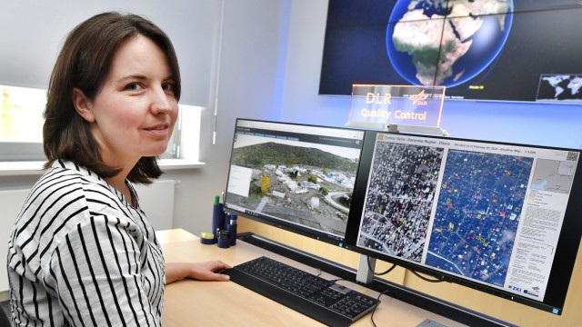 Oberpfaffenhofen: Umweltwissenschaftlerin Anne Schneibel zeigt auf ihrem Bildschirm links eine animierte Karte von der Hochwasserkatastrophe im Ahrtal, rechts sind Luftbilder der türkischen Stadt Düzce zu sehen.