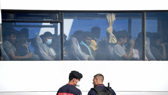 Italien: Migranten, die es übers Mittelmeer bis zur Insel Lampedusa geschafft haben, werden in einem Bus weitertransportiert. Italien registriert gerade stark wachsende Zahlen.