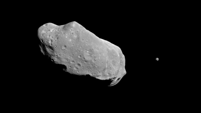 Astrobiologie: Asteroid Ida mit Mond PIA00136. Könnte es sein, dass Spuren außerirdischen Lebens im Staub solcher Himmelskörper durchs Universum reist?