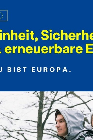 Werbeplakate der EU: "Einheit, Sicherheit & erneuerbare Energien" - dieser Claim klingt ein wenig so, als hätte ihn sich Chat-GPT ausgedacht. Hat es aber nachweislich nicht.