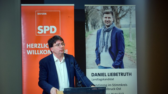 Germering: SPD-Bayern-Vorsitzender Florian von Brunn vor einem Plakat des Landtagskandidaten Daniel Liebetruth.