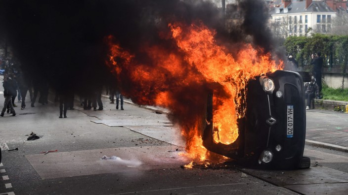 Frankreich: Wütende Demonstranten haben in Nantes ein Auto angezündet.