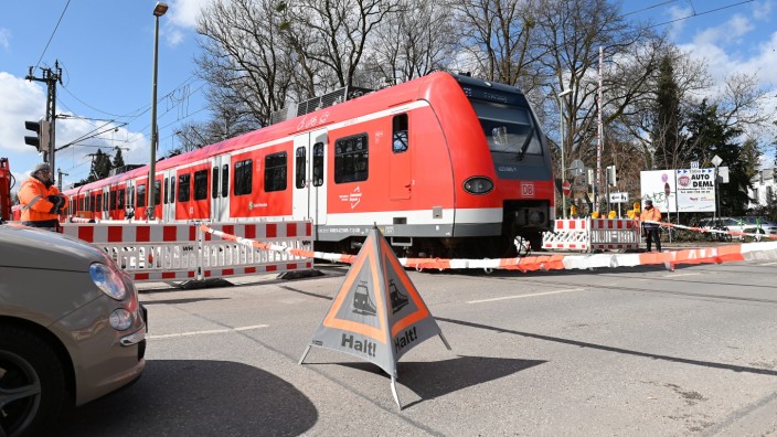 Münchner Norden: Wieder wäre an der Feldmochinger Straße ein Zug fast in ein Auto gekracht, weil der Bahnwärter nicht aufpasste.