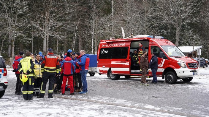 Unglück: Zahlreiche Einsatzkräfte von Polizei, Rettungsdiensten, Feuerwehren und örtlicher Bergwacht sind an der Unfallstelle.