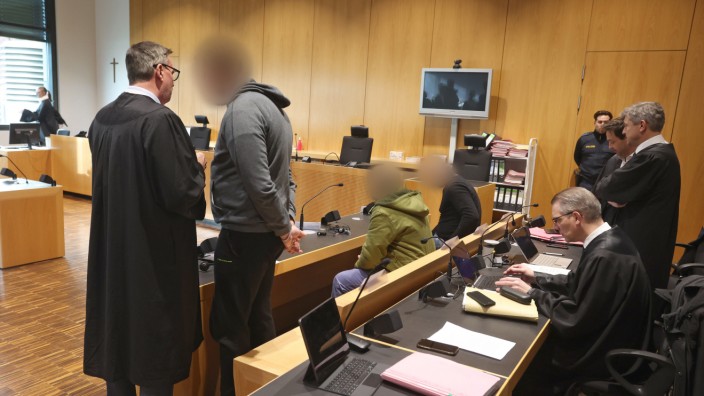 Landgericht Augsburg: Drei Männer sind in Augsburg wegen eines brutalen Überfalls auf ein älteres Ehepaar zu langen Haftstrafen verurteilt worden.