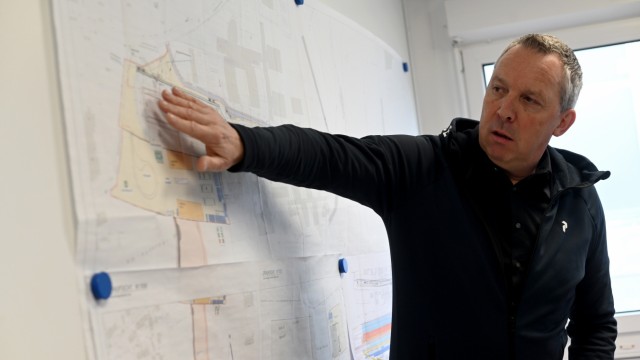 Planegg: Projektleiter Jörg Wüst zeigt am Plan, was gerade läuft. Um die 110 000 Kubikmeter Beton werden verbaut.