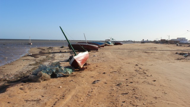 Tunesien: Von solchen Stränden irgendwo nördlich von Sfax starten die Boote, mit denen die Migranten Italiens Küste anzusteuern versuchen.